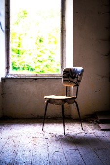 Virginie-Papin-2023-serie-refuge-la-chaise-vide