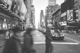 virginie-papin-2024-serieUSEmoi-crossingstreet